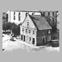 111-0074 Das Haus Salecker neben dem Rathaus in Wehlau.jpg